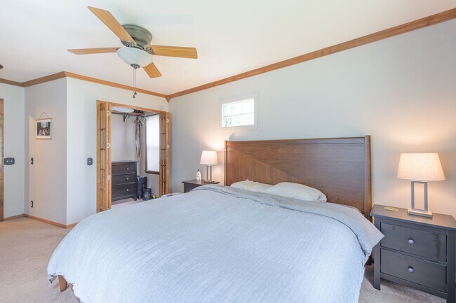 Building Photo - awesome 2 bed 1 bath Pet Friendly in Minneapolis Available for Lease