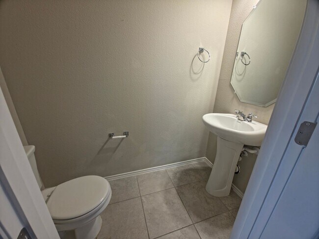 Building Photo - 138-140 Dodge Rd