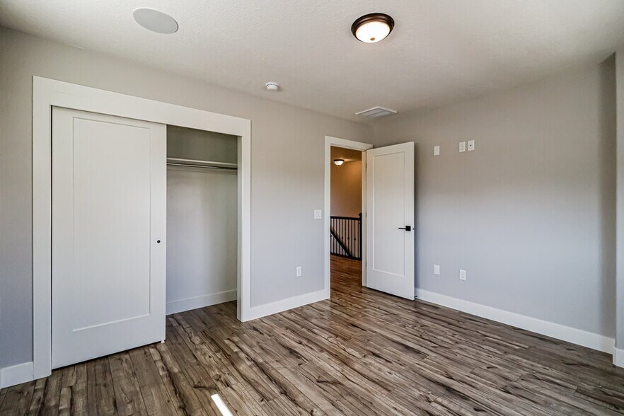 Building Photo - 1611 W Parkview Dr