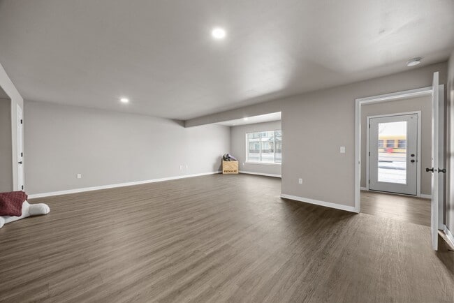 Building Photo - 290 Kenneth Dr