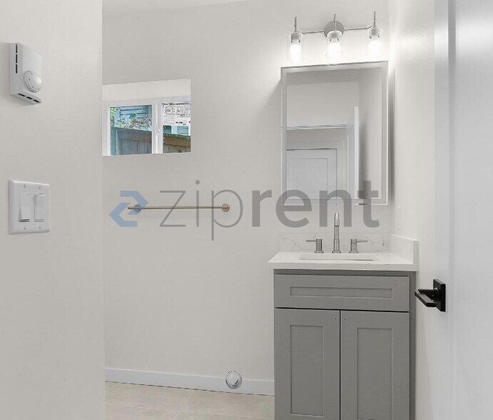 Building Photo - Unit B