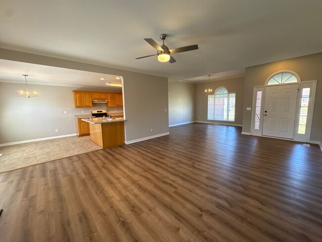 Building Photo - Spacious 3 Bedroom Home In Manchester...