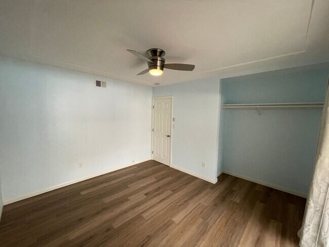 Building Photo - Large 5 bed 2 bath house (Lease out, pending signatures. Check back in a few days!)