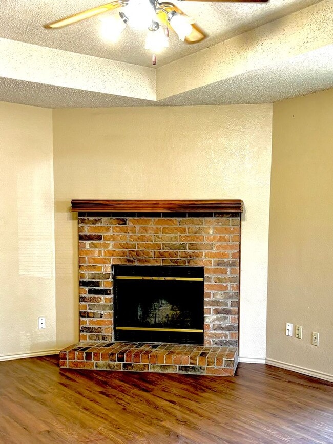 Building Photo - 3 Bedroom and 2 Bath with attached garage