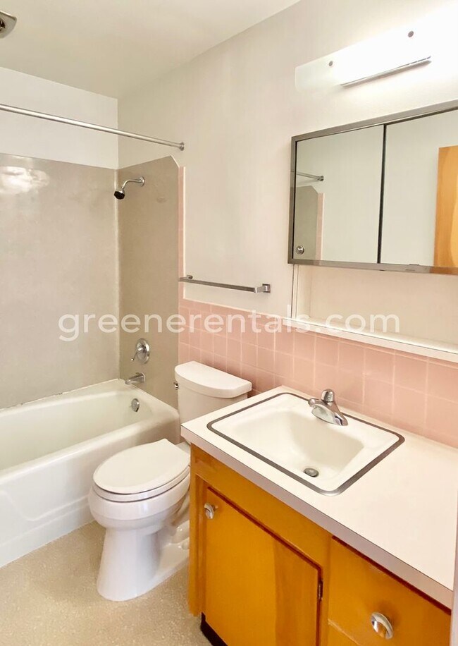 Building Photo - Large 2BD/2BA Montesano Duplex