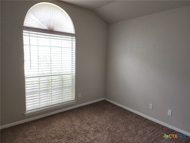 Building Photo - 30 Willow Run Dr