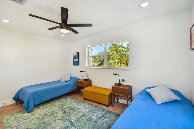 Building Photo - 702 NE 10th Ave