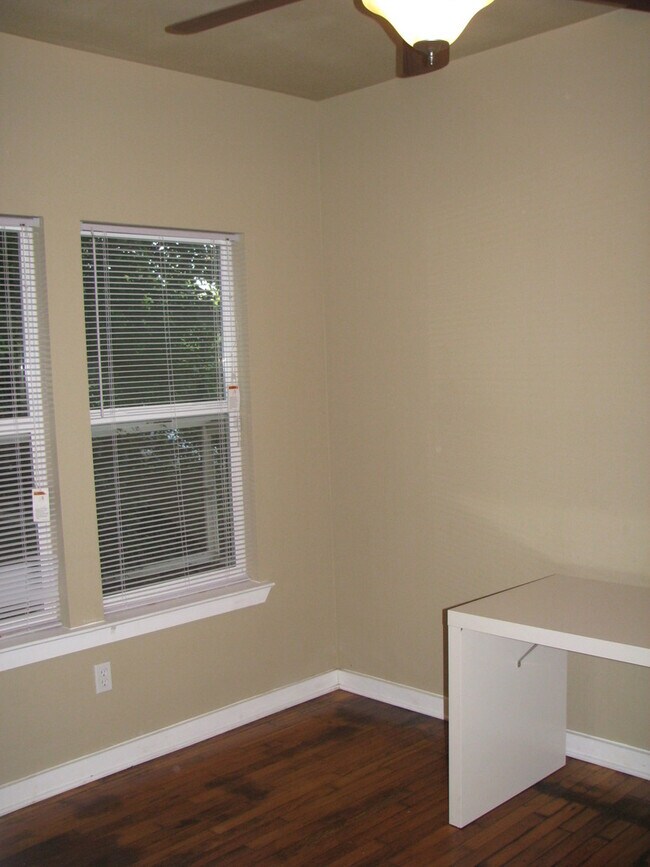 Building Photo - UT PRE-LEASE: North Campus 6 bed / 3 bath Remodel, High-End Kitchen Features SS Appliances, Wood ...