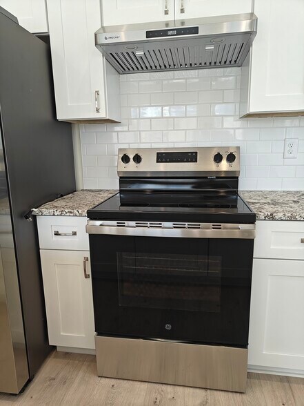 Electric Stove/Oven - 6662 S Highland Dr