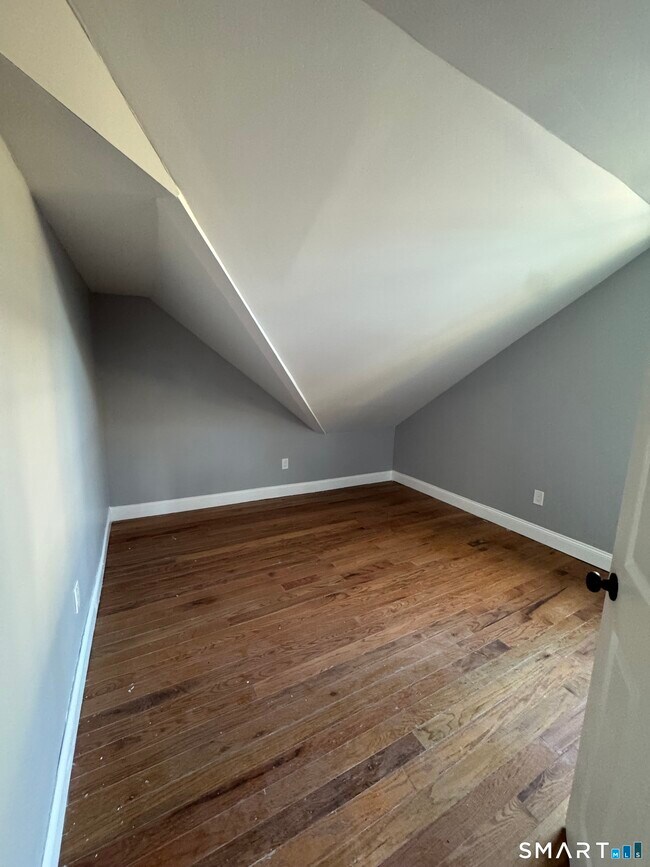 Building Photo - 231 Davenport Ave