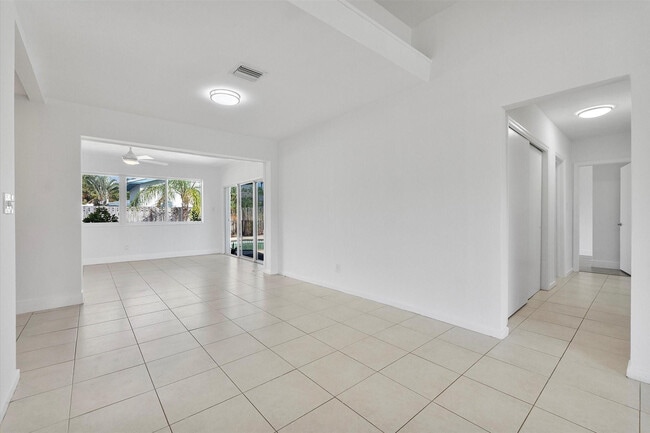 Building Photo - 1353 SE 7th Ct