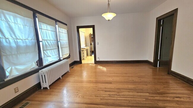 Building Photo - Very well maintained 2 Bed 1 bath duplex at 4536 Grand Ave S, Minneapolis.
