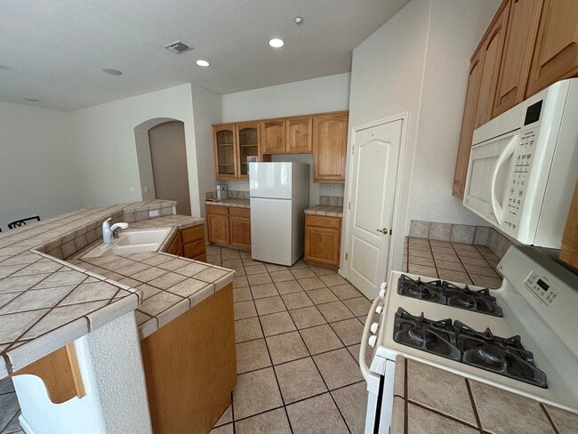 Building Photo - 2 Bed 2 Bath Plus Den In Summerset Orchard...