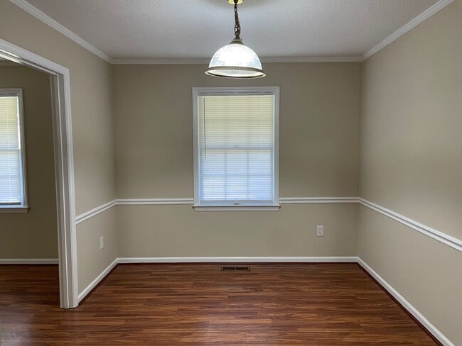 Building Photo - Beautiful 3 bed, 2 bath brick home located...