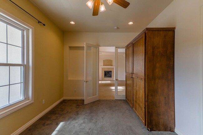 Building Photo - Stunning 6 Bedroom Home With Casita Pool H...
