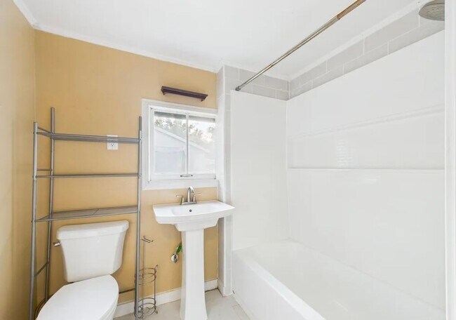 Building Photo - 1/2 OFF 1ST MONTH RENT - 2 Bedroom 1 Bathroom House for Rent