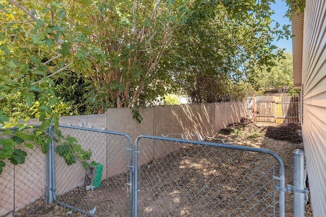 Building Photo - Stunning 4 Bedroom Home in St. George! Pet...