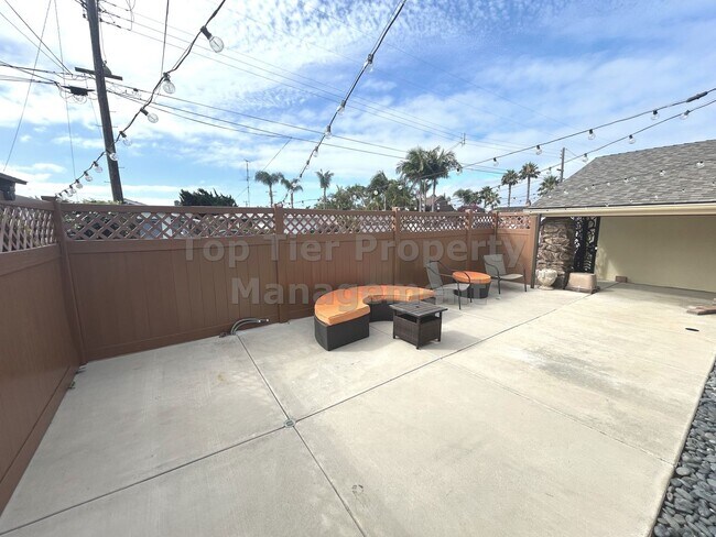 Building Photo - ***Oceanside Charmer 3 bed / 2 bath House ...