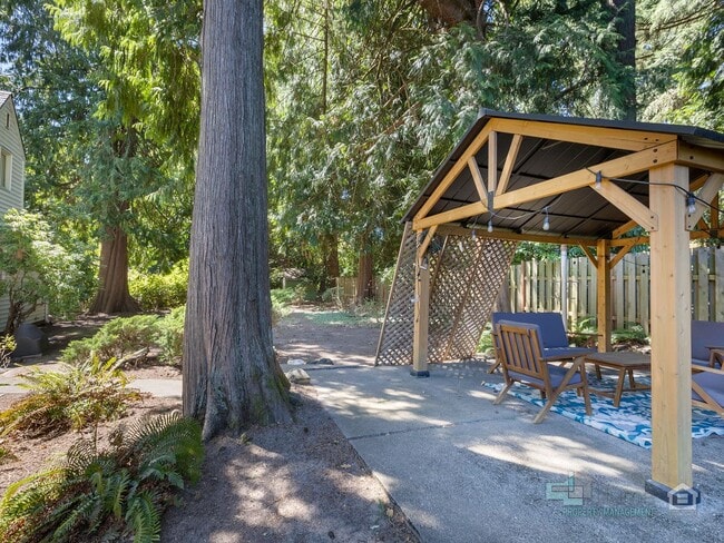 Building Photo - 3 Bedroom... Sweet Story-Book Mid-Century ...