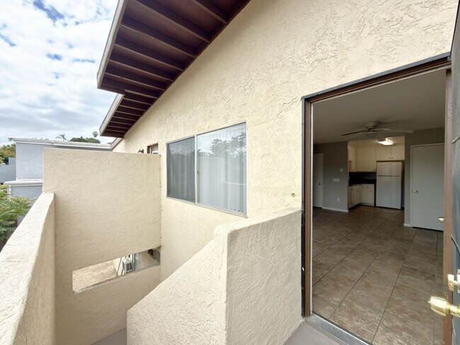 Building Photo - Spacious 2 Bedroom Corner Unit