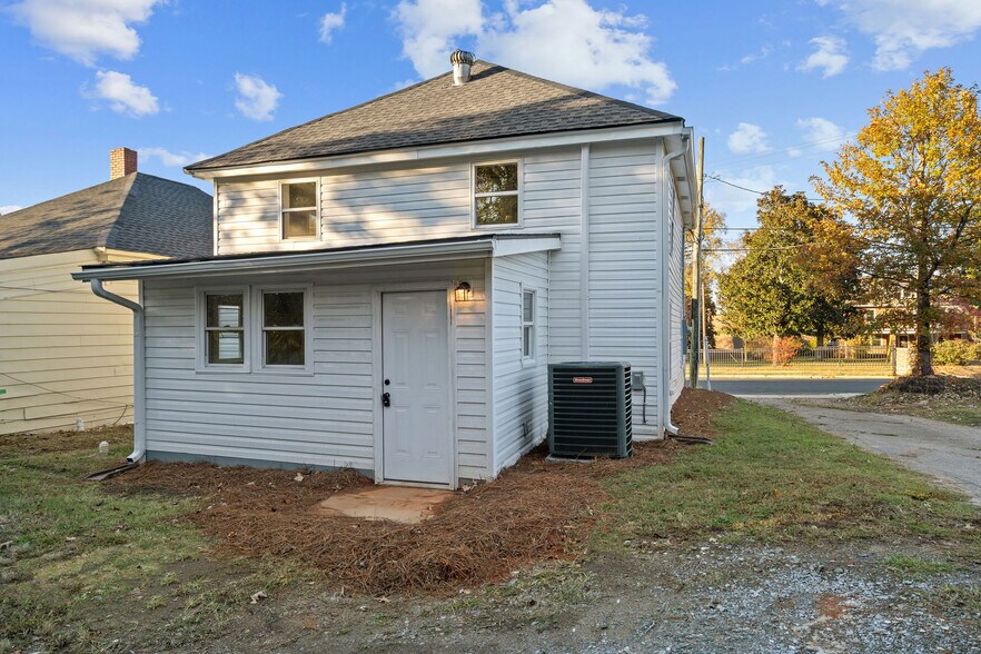 Building Photo - 1310 Oakwood Ave