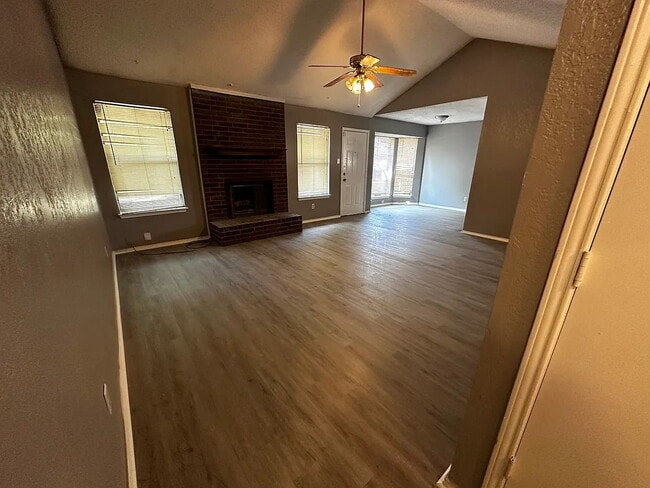 Building Photo - "Charming 3-Bedroom Haven with 2 Full Baths in Everman, TX - 1398 Sq Ft of Comfort!"