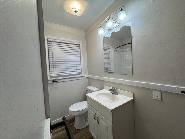 Building Photo - 1044 S Main Ave