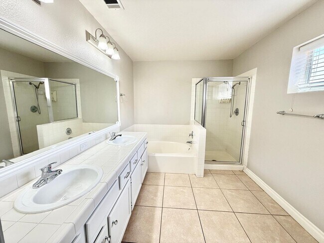 Building Photo - Amazing Peccole Ranch Home 4 beds & Pool