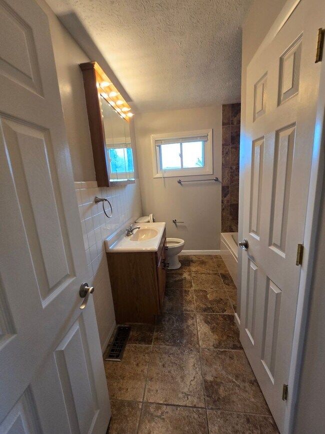 Building Photo - Southport Three Bedroom Home Near US 31 & Stop 12 Rd