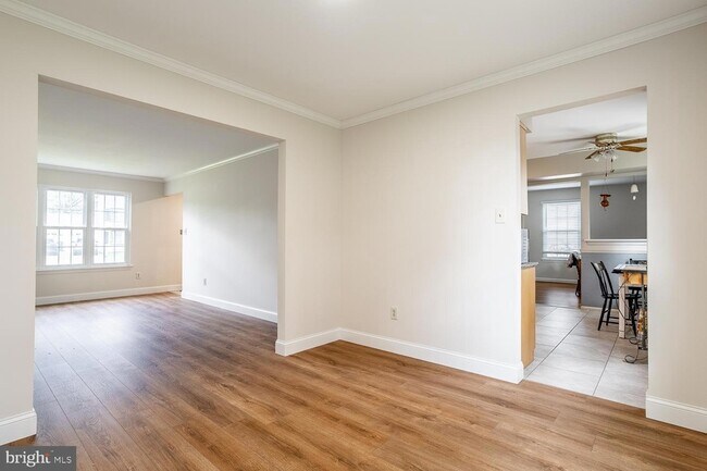 Building Photo - 10 Honey Locust Ln