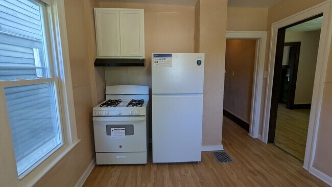 Building Photo - Spacious 4-bedroom, 1.5-bath home in Akron