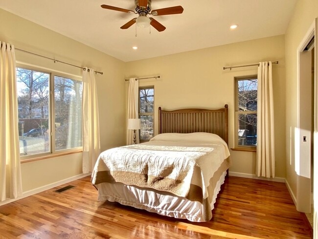 Building Photo - Furnished Downtown Black Mountain- Top Floor Unit with Roof Top Deck!