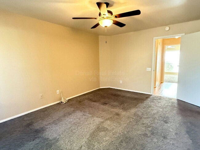 Building Photo - 509 W Ensueno Ct