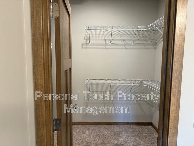 Building Photo - 7352 Eagle Point Dr S