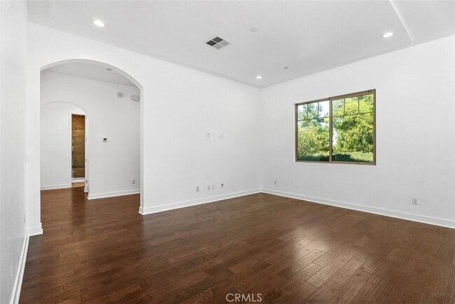 Building Photo - 123 Interval