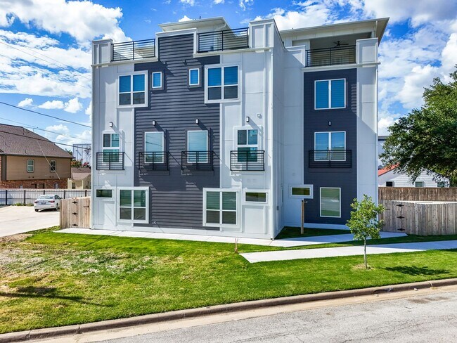 Building Photo - 2400 Benbrook Dr