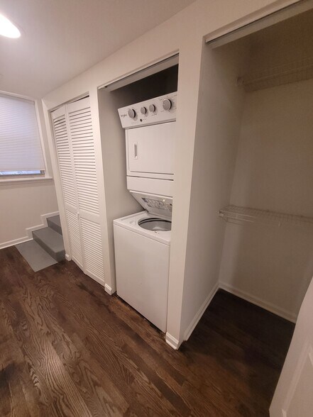 Building Photo - 6708 N Hermitage Ave