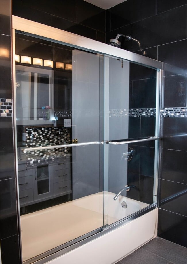 Building Photo - Gorgeous 4-Bed 2-Bath in Beaver Hills