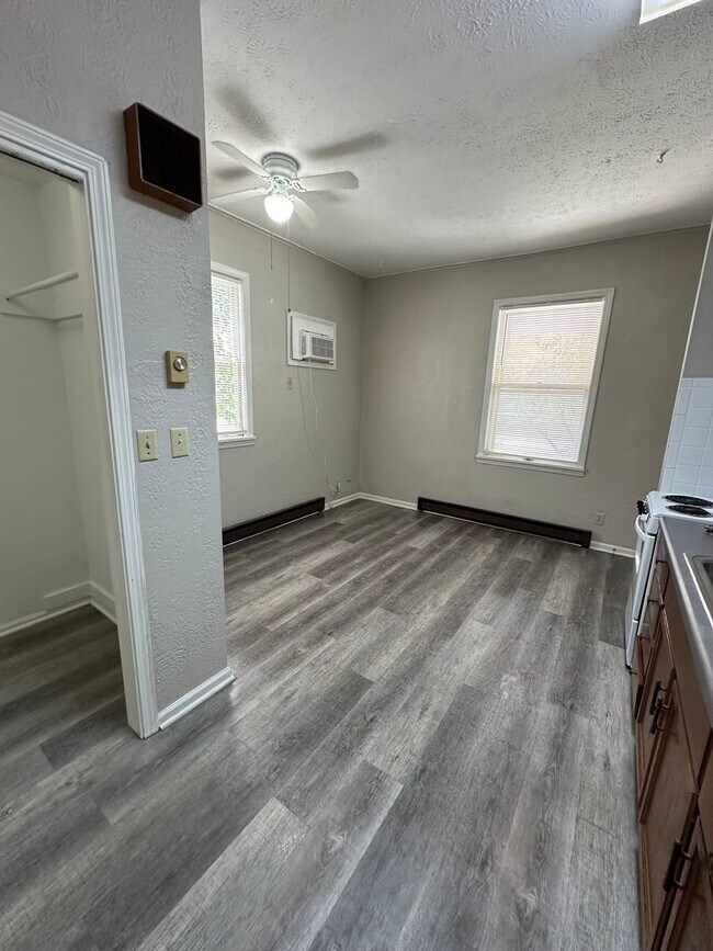 Building Photo - 2504 Main St