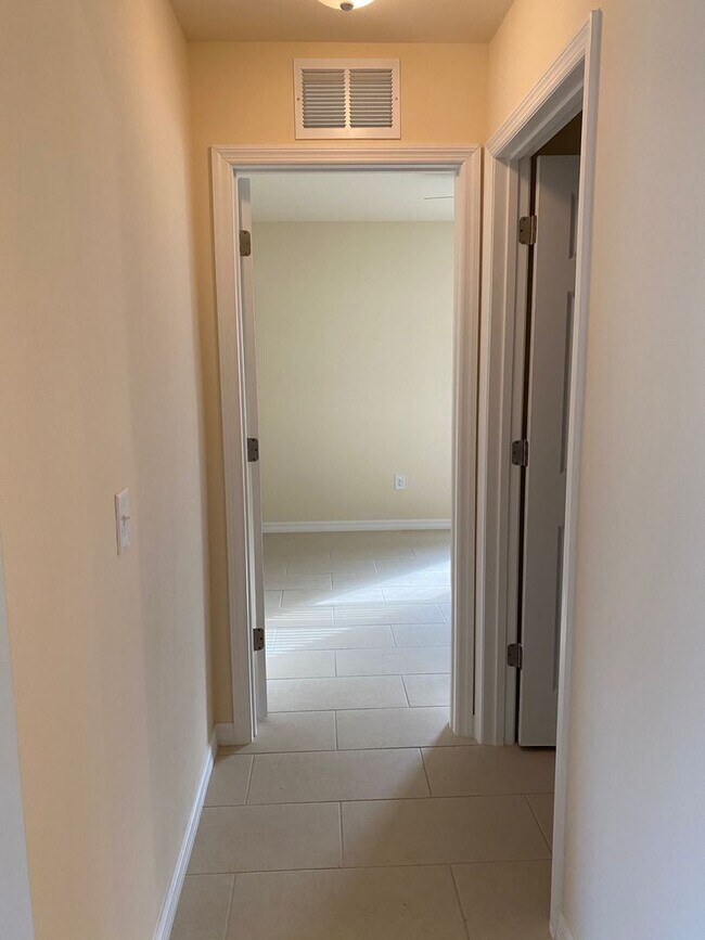 Building Photo - Like New Duplex with 3 Bedroom, 2 Bath and Garage