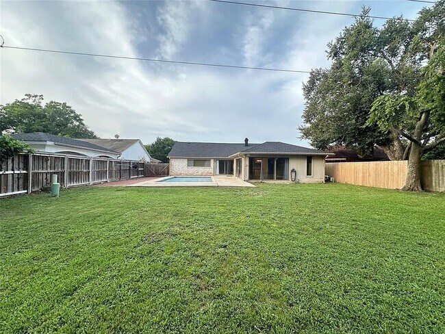 Building Photo - 12139 Huntington Park Dr