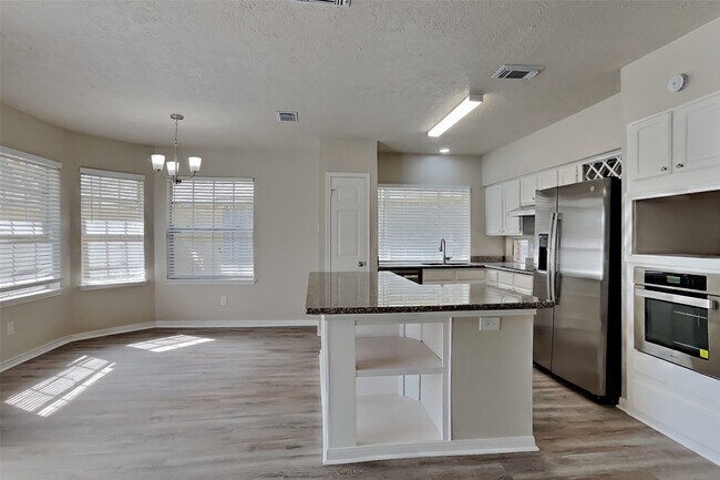 Building Photo - 8306 Lake Crystal Dr