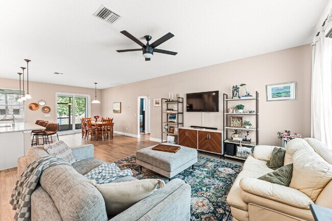Building Photo - 3/2, fully fenced single family home in NW...