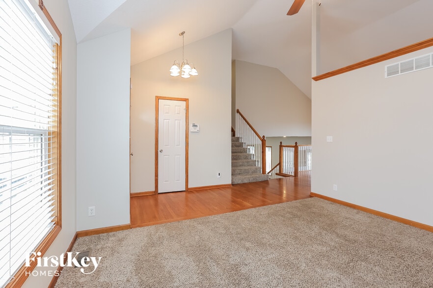 Building Photo - 912 E Madelyn Dr