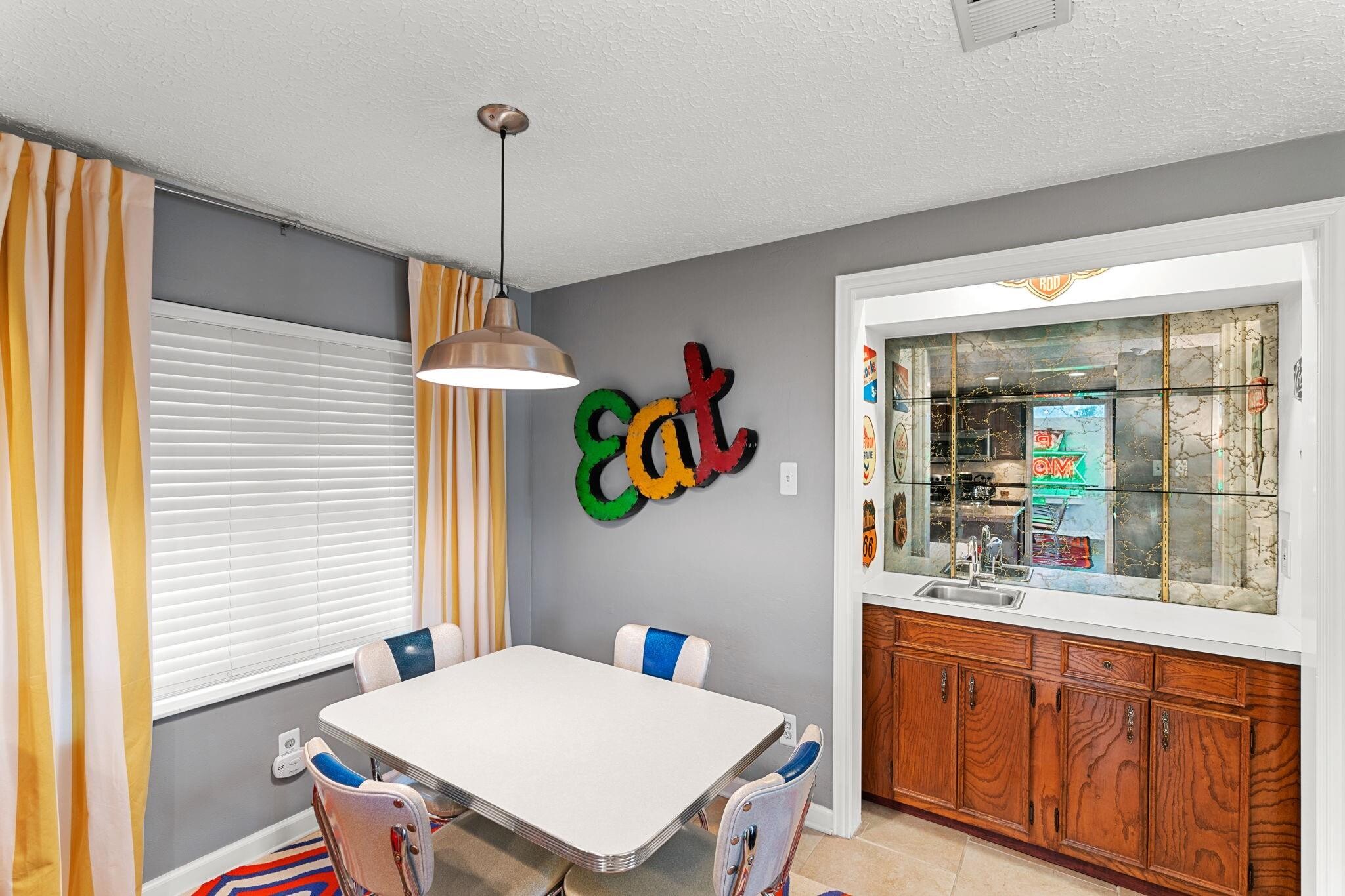 Breakfast nook and wet bar - 1178 Bournewood Dr