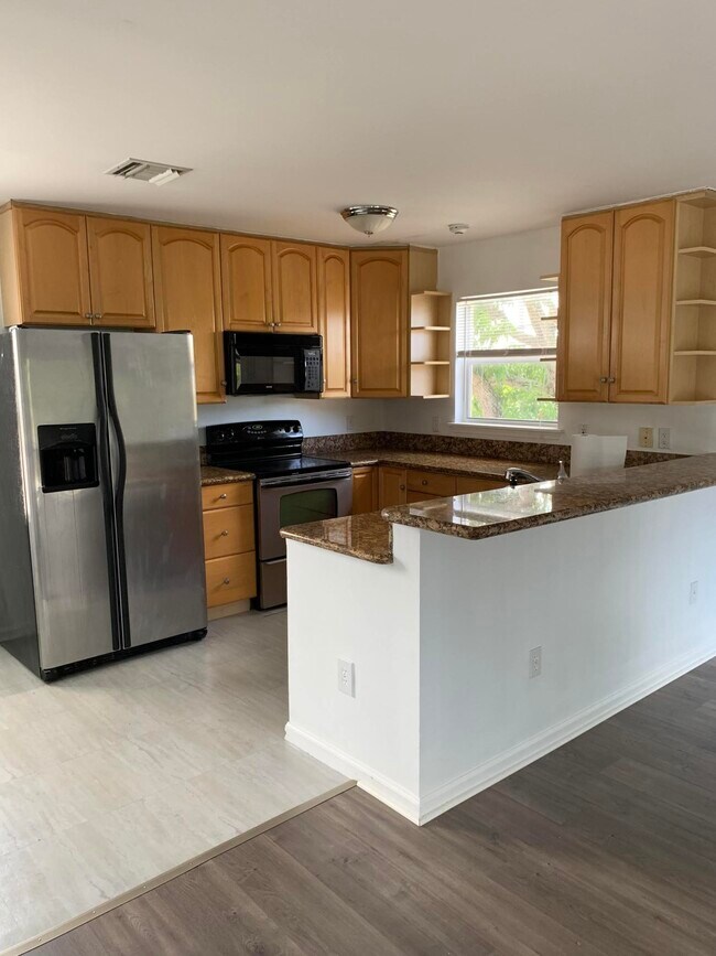 Building Photo - 121 S Oak St