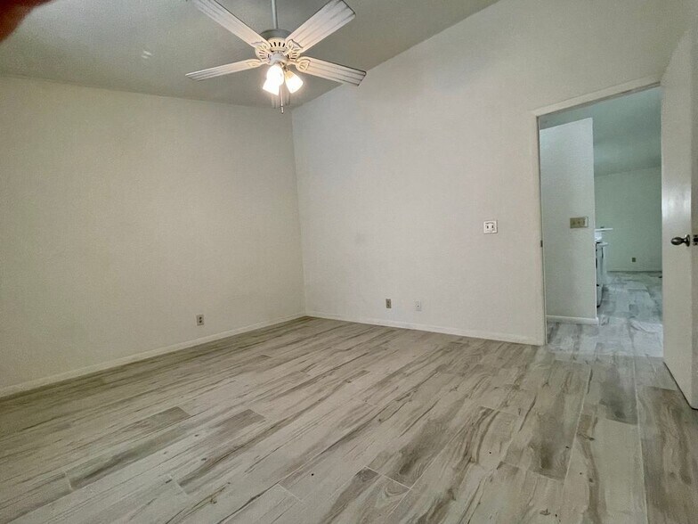 Building Photo - 654 Manor Dr