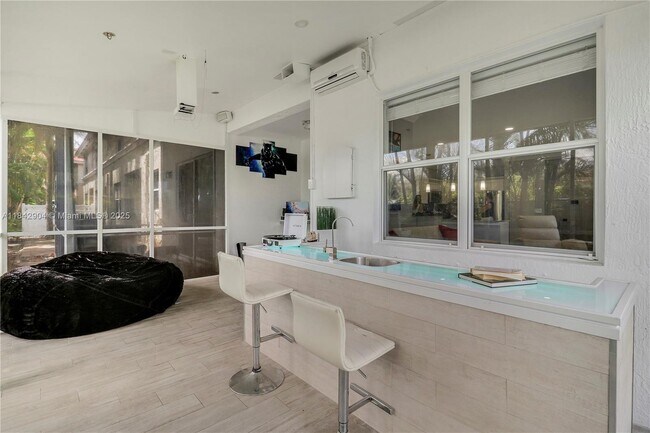 Building Photo - 6047 Seminole Gardens Cir