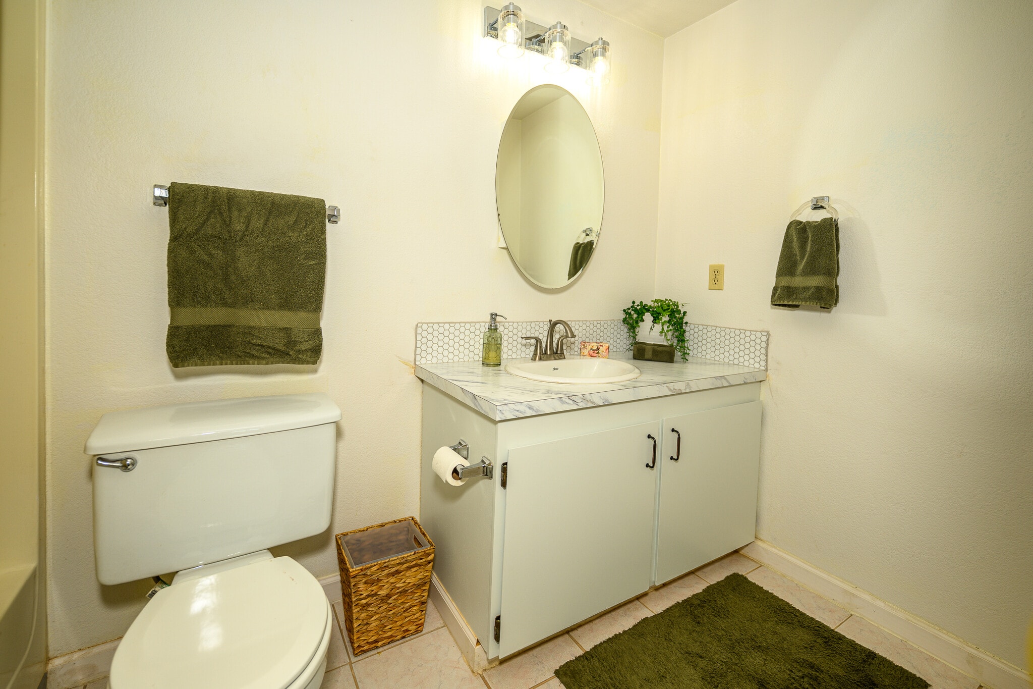 Master Bath - 418 S Quillan Plz