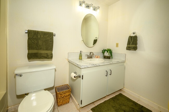 Master Bath - 418 S Quillan Plz